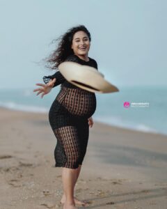 Pooja Ramachandran Instagram - Your time is limited so don’t waste it living someone else’s life! Seize every moment! 

Shot by @zerogravityphotography 
MUA @mua_vijisharath 
PR @uthrauv 

#maternityshoot #maternityphotography #maternityfashion #pregnancyphotoshoot #pregnancydiary #pregnancyjourney #lifeinsideofme #mybaby #blessedandgrateful #homestretch #indianpregnantmom #pregnantbelly #beachside #beachgirl