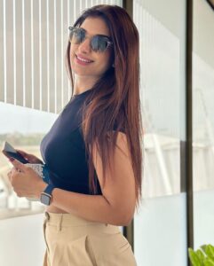 Poonam Dubey Instagram - “A life lived in love will never be dull.” – ...
.
.
.
.
#babua❤️🧿 
 #love #you #yours #falgunia😂🙈
#airportlook #blackandoffwhite