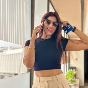 Poonam Dubey Instagram - “A life lived in love will never be dull.” – ...
.
.
.
.
#babua❤️🧿 
 #love #you #yours #falgunia😂🙈
#airportlook #blackandoffwhite