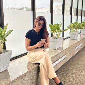 Poonam Dubey Instagram - “A life lived in love will never be dull.” – ...
.
.
.
.
#babua❤️🧿 
 #love #you #yours #falgunia😂🙈
#airportlook #blackandoffwhite