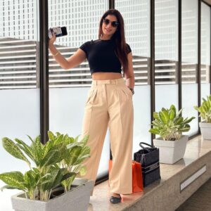 Poonam Dubey Instagram - “A life lived in love will never be dull.” – ...
.
.
.
.
#babua❤️🧿 
 #love #you #yours #falgunia😂🙈
#airportlook #blackandoffwhite