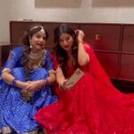Poonam Dubey Instagram - जमीन से जुङे हुये हम दो दोस्त😂 स्टेज पर हमारा नाम पुकारा जा रहा है हम लोग यादे बना रहे है Cute वाली यादे अधिकृत कर रहे है( memories)😘❤💙🤞 @poonamdubeyofficial Much love🌈 #dubai🇦🇪 #memories