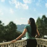 Poonam Dubey Instagram - “सुकून” ना ख़रीद सकते हो ना बेच सकते हो , ना दिखा सकते हो ना छुपा सकते हो। पर सुकून से महँगा और सुकून से सस्ता कुछ भी नहीं॥ बस ख़ुद में महसूस करो क्या इस भाग दौड़ की ज़िंदगी में तुम्हारे पास “सुकून” है अगर हा तो तुम सच में “भाग्यशाली” हों। . . . . . . . #blessed #blessedlife ❤️🧿👑🕉️ #poonamdubey #chhorigangakinarewali #livelikeaqueen 😇