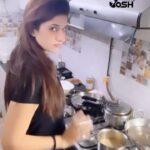 Poonam Dubey Instagram - Aai na muhwe me chhan di 🤣🤣🤣 @officialjoshapp 🎀 . . . #bhojpurireels #memes #bhojpuri #poonamdubey 👑❤️🧿
