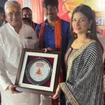 Poonam Dubey Instagram - महारिशि दुर्वसा जी की पुण्य नगरी से कुछ अविस्मरिय चित्र। धन्यवाद विनय राय जी एवं उनके समस्त साथी सहयोगियों को मुझे आमन्त्रित करने के लिए । 🙏 हर हर महादेव 🙏 🙏 जय श्री राम 🙏 आज़मगढ़ टाइम्स