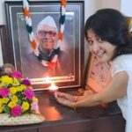 Poonam Kaur Instagram - తెలంగాణ జాతిపిత కొండా లక్ష్మణ్ బాపూజీ గారికి వారి కూతురు డాక్టర్ శ్రీమతి పవిత్ర వాణి గారితో ఇవ్వాల - దండి ఉప్పు, దీపం ,చేనేత దారం పెట్టి శ్రద్ధాంజలి అర్పితం చేసే సౌభాగ్యం కల్గింది. ఈ కార్యక్రమంలో జాతీయ చేనేత దినోత్సవ రూపకర్త వెంకన్న నేత గారు పాల్గొన్నారు. జై హింద్ #kondalaxmanbapuji #padmashali 1941 में बापूजी की मुलाकात महात्मा गांधी से हुई और उनसे प्रेरित होकर उन्होंने 1942 में भारत छोड़ो आंदोलन में भाग लिया। उन्होंने 1947-48 में तेलंगाना सशस्त्र संघर्ष के दौरान निज़ाम और रजाकारों के खिलाफ भी लड़ाई लड़ी। Konda Laxman Bapuji was an Indian freedom fighter who participated in the Telangana Rebellion and Telangana activist. He fought for the statehood of Telangana all his life. @padmashalidarshini