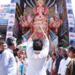 Poonam Kaur Instagram - वक्रतुण्ड महाकाय सूर्यकोटि समप्रभ। निर्विघ्नं कुरु मे देव सर्वकार्येषु सर्वदा॥ 🙏 Like every year ritual - prayed for loved , near and dear ones and expressed gratitude for women’s reservation bill being finally passed - this may change many things for future of this country . Love and respect to every one involved . ❤️ #khairtabadganesh Khairatabad Ganesh Utsav