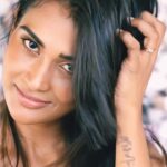 Poornima Ravi Instagram - Healthy, split-end free hair makes my whole day better! Want to know my secret? It is @lovebeautyandplanet_in’s Curry Leaves, Vegan Biotin & Mandarin Orange Sulphate-Free Shampoo & Conditioner. This range has Pure Curry Leaf extracts that boosts my hair growth and a 100% Vegan Biotin that improves my hair thickness. Plus, this hair care duo is scented with citrusy Mandarin Oranges for a refreshing fragrance which is oh-so relaxing!🍊 You all can definitely see the difference this range has made! Totally loving my strong, split-end free hair! Go try it for yourself 😍🧡 #AD#LongHair #NaturalHaircare #LoveBeautyAndPlanet#HairGoalsWithLBP #NoSplitEnds#HairGoals#CurryLeaves#VeganBiotin#MandarinOrange