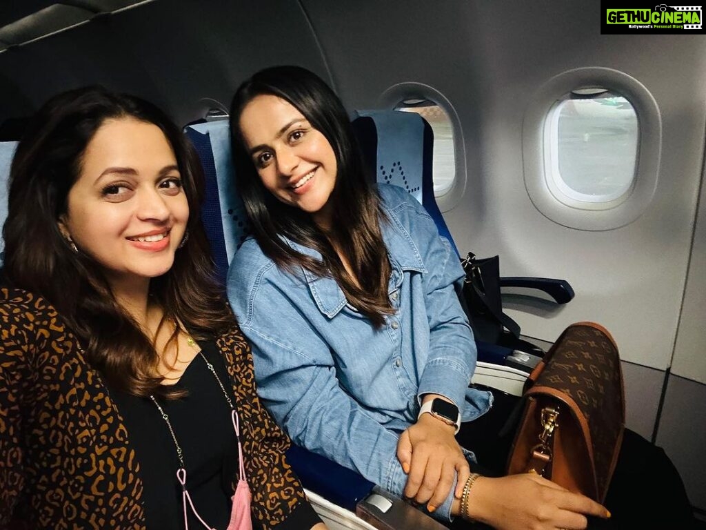 Prachi Tehlan Instagram - Met this adorable @bhavzmenon in the flight recently. Other than being extremely humble she is also outspoken, charming and beautiful. Lovely meeting you ❤️ Cheers to new friendship 🙌🏻 #flightmoments #kochi #prachikatehlan #bhavnamenon Kochi, India