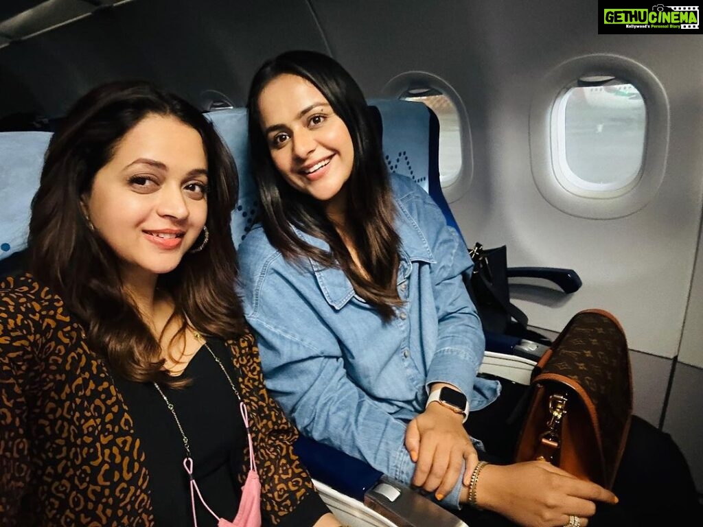 Prachi Tehlan Instagram - Met this adorable @bhavzmenon in the flight recently. Other than being extremely humble she is also outspoken, charming and beautiful. Lovely meeting you ❤️ Cheers to new friendship 🙌🏻 #flightmoments #kochi #prachikatehlan #bhavnamenon Kochi, India