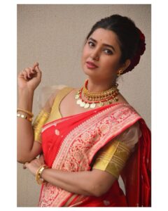 Prajakta Mali Instagram - उत्तरेचा बनारसी शालू, दक्षिणेकडची ब्लाऊज स्टाईल, एका बंगाली fashion designer ची statement hair style आणि “मराठी अलंकार”…
.
Permutation combination, creativity, criss cross style at its peak.. 🤪
.
@prajaktarajsaaj 
ची #बेलपानटिक आणि #छोटापुतळीहार हे combination पण पहिल्यांदाच केलय..
#lovingit #मराठीअलंकार #प्राजक्तराज #गहूतोडे #पैलूपाटली #prajakttamali @♥️

.

Saree - @sayalirajadhyakshasarees
Blouse - @tanyasbenzfashion
Jewellery - @prajaktarajsaaj
Styled by - @rajasidatar 
Assisted by - @_mansikadam13
Makeup - @seemaaofficial 
Hair - @sonali20_official