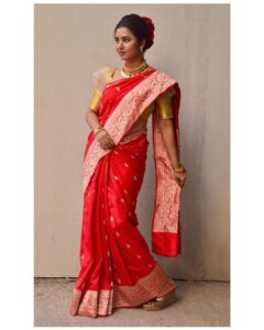 Prajakta Mali Instagram - उत्तरेचा बनारसी शालू, दक्षिणेकडची ब्लाऊज स्टाईल, एका बंगाली fashion designer ची statement hair style आणि “मराठी अलंकार”…
.
Permutation combination, creativity, criss cross style at its peak.. 🤪
.
@prajaktarajsaaj 
ची #बेलपानटिक आणि #छोटापुतळीहार हे combination पण पहिल्यांदाच केलय..
#lovingit #मराठीअलंकार #प्राजक्तराज #गहूतोडे #पैलूपाटली #prajakttamali @♥️

.

Saree - @sayalirajadhyakshasarees
Blouse - @tanyasbenzfashion
Jewellery - @prajaktarajsaaj
Styled by - @rajasidatar 
Assisted by - @_mansikadam13
Makeup - @seemaaofficial 
Hair - @sonali20_official