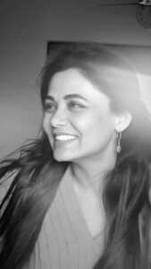 Prarthana Behere Instagram - किसे है पता !!!!!! 🤍🖤🤍🖤🤍
.
#happylife #lifeisbeautiful #blackandwhite #prarthanabehere #happiness #💕♾️