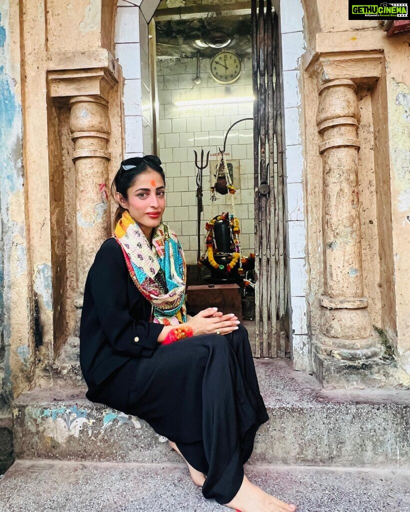 Priya Banerjee Instagram - What a powerful and surreal experience. Thank you for having us Maa. Joy Maa 🌺❤ #kalighat 🙏🏻 Kalighat - কালীঘাট
