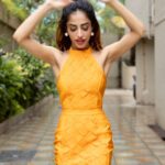 Priya Banerjee Instagram - 🌅🌧️🧡 📸 @framingframesbyps HMUA @makeupbychanch Styled by @izhachaudhry @hausizha Earrings @upakarna