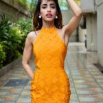Priya Banerjee Instagram - 🌅🌧️🧡 📸 @framingframesbyps HMUA @makeupbychanch Styled by @izhachaudhry @hausizha Earrings @upakarna