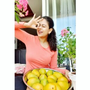 Priyaa Lal Instagram - Love for Mangoes 🧡🥭🥭❤
... wen I was a kid my mum used to bribe me with mangoes so I would do my homework on time lol

#lockdown #love #mango #organic #memories #favorite #fruit #instahealthy #mangoseason #yellow #saturdayvibes