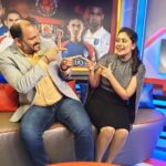 Priyaa Lal Instagram - ...and that's how we roll it 🌈 With the legend, former Indian Footballer Jo Paul Ancheri #indiansuperleague #isl #footballlife #starsports #live #asianetplus #keralablasters #manjappada #yellowlove Urmi Estate , lower parel , Mumbai