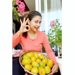 Priyaa Lal Instagram - Love for Mangoes 🧡🥭🥭❤
... wen I was a kid my mum used to bribe me with mangoes so I would do my homework on time lol

#lockdown #love #mango #organic #memories #favorite #fruit #instahealthy #mangoseason #yellow #saturdayvibes