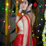 Priyanka KD Instagram - एक पल मे , वहाँ से हम उठे ! बैठने मे जहाँ , जमाने लगे ! #priyankakholgade #instagram #photography #photooftheday #love #lifestyle #life #redsaree #saree #sareefashion #sareelove
