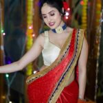 Priyanka KD Instagram - एक पल मे , वहाँ से हम उठे ! बैठने मे जहाँ , जमाने लगे ! #priyankakholgade #instagram #photography #photooftheday #love #lifestyle #life #redsaree #saree #sareefashion #sareelove