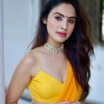 Priyanka KD Instagram - किसी की दुनिया चाहत मैं बरबाद है ….. #priyankakholgade #instagram #instadaily #photography #photooftheday #sareelove #saree #yellow #sareelover #sareefashion #pose #photo #mumbai #maharashtra #hyderabad #telugu #teluguactress