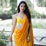 Priyanka KD Instagram - किसी की दुनिया चाहत मैं बरबाद है ….. #priyankakholgade #instagram #instadaily #photography #photooftheday #sareelove #saree #yellow #sareelover #sareefashion #pose #photo #mumbai #maharashtra #hyderabad #telugu #teluguactress