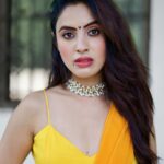 Priyanka KD Instagram - किसी की दुनिया चाहत मैं बरबाद है ….. #priyankakholgade #instagram #instadaily #photography #photooftheday #sareelove #saree #yellow #sareelover #sareefashion #pose #photo #mumbai #maharashtra #hyderabad #telugu #teluguactress