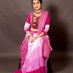 Priyanka KD Instagram - Pink 💗………. Costume: @heenadesignerstudio.fabrics makeup: @diptidedhiamua #photoshoot #photography #pictures #picoftheday #garba #navratrilook #navratrispecial #pink #pinky #priyankakholgade #gujrat #mumbai #maharashtra