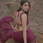 Priyanka KD Instagram - कागज पे तो अदालत चलती है , हमने तो तेरी आँखों के फ़ैसले मंज़ूर किये ! #priyankakholgade #instagram #instagood #photography #photooftheday #instagood #photo #love #lifestyle #life #mumbai #maharashtra #pose #saree #sareelove #sareefashion #sareelovers #hyderabad #telugu
