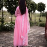 Priyanka KD Instagram - मुस्कुराहट दिल से निकलती है , दिमाग से तो वैसे ही दुनिया परेशान है । ….. 📸: @portraits_jdstudio costume: @fashion_style_online77 #priyankakholgade #photography #photooftheday #pictures #dress #smile #life #love #pink #instagram #instagood #instadaily #mumbai #maharashtra