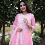 Priyanka KD Instagram - मुस्कुराहट दिल से निकलती है , दिमाग से तो वैसे ही दुनिया परेशान है । ….. 📸: @portraits_jdstudio costume: @fashion_style_online77 #priyankakholgade #photography #photooftheday #pictures #dress #smile #life #love #pink #instagram #instagood #instadaily #mumbai #maharashtra