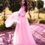 Priyanka KD Instagram - मुस्कुराहट दिल से निकलती है , दिमाग से तो वैसे ही दुनिया परेशान है । ….. 📸: @portraits_jdstudio costume: @fashion_style_online77 #priyankakholgade #photography #photooftheday #pictures #dress #smile #life #love #pink #instagram #instagood #instadaily #mumbai #maharashtra