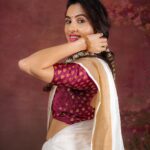 Priyanka KD Instagram - Happy Onam! May you be blessed with an abundance of joy, good health, and never-ending prosperity. Wishing you and your entire family a very happy Onam! 📸: @stories_by_vinit_turalkar I tried this first time I don’t know it’s look good on me or not .. on that time I didn’t get Any makeup man or anything so all this jewelry , makeup n saree i did .. evn i don’t know how to wear saree but I tried .. This look suits on me or not don’t know but I really like this look .. i want this look on ONAM only so i did.. #priyankakholgade #instagram #instagood #photography #photooftheday #pictures #picoftheday #smile #love #tamil #onam #kerla #south #festival #malyalam