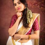 Priyanka KD Instagram - Happy Onam! May you be blessed with an abundance of joy, good health, and never-ending prosperity. Wishing you and your entire family a very happy Onam! 📸: @stories_by_vinit_turalkar I tried this first time I don’t know it’s look good on me or not .. on that time I didn’t get Any makeup man or anything so all this jewelry , makeup n saree i did .. evn i don’t know how to wear saree but I tried .. This look suits on me or not don’t know but I really like this look .. i want this look on ONAM only so i did.. #priyankakholgade #instagram #instagood #photography #photooftheday #pictures #picoftheday #smile #love #tamil #onam #kerla #south #festival #malyalam
