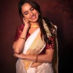 Priyanka KD Instagram - Happy Onam! May you be blessed with an abundance of joy, good health, and never-ending prosperity. Wishing you and your entire family a very happy Onam! 📸: @stories_by_vinit_turalkar I tried this first time I don’t know it’s look good on me or not .. on that time I didn’t get Any makeup man or anything so all this jewelry , makeup n saree i did .. evn i don’t know how to wear saree but I tried .. This look suits on me or not don’t know but I really like this look .. i want this look on ONAM only so i did.. #priyankakholgade #instagram #instagood #photography #photooftheday #pictures #picoftheday #smile #love #tamil #onam #kerla #south #festival #malyalam