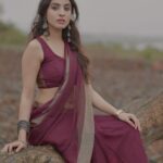 Priyanka KD Instagram - कागज पे तो अदालत चलती है , हमने तो तेरी आँखों के फ़ैसले मंज़ूर किये ! #priyankakholgade #instagram #instagood #photography #photooftheday #instagood #photo #love #lifestyle #life #mumbai #maharashtra #pose #saree #sareelove #sareefashion #sareelovers #hyderabad #telugu