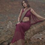 Priyanka KD Instagram - कागज पे तो अदालत चलती है , हमने तो तेरी आँखों के फ़ैसले मंज़ूर किये ! #priyankakholgade #instagram #instagood #photography #photooftheday #instagood #photo #love #lifestyle #life #mumbai #maharashtra #pose #saree #sareelove #sareefashion #sareelovers #hyderabad #telugu