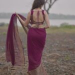 Priyanka KD Instagram - कागज पे तो अदालत चलती है , हमने तो तेरी आँखों के फ़ैसले मंज़ूर किये ! #priyankakholgade #instagram #instagood #photography #photooftheday #instagood #photo #love #lifestyle #life #mumbai #maharashtra #pose #saree #sareelove #sareefashion #sareelovers #hyderabad #telugu