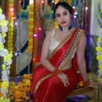 Priyanka KD Instagram - एक पल मे , वहाँ से हम उठे ! बैठने मे जहाँ , जमाने लगे ! #priyankakholgade #instagram #photography #photooftheday #love #lifestyle #life #redsaree #saree #sareefashion #sareelove