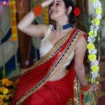 Priyanka KD Instagram - एक पल मे , वहाँ से हम उठे ! बैठने मे जहाँ , जमाने लगे ! #priyankakholgade #instagram #photography #photooftheday #love #lifestyle #life #redsaree #saree #sareefashion #sareelove