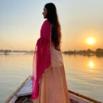 Priyanka Pandit Instagram - वासांसि जीर्णानि यथा विहाय नवानि गृह्णाति नरोऽपराणि । तथा शरीराणि विहाय जीर्णा- न्यन्यानि संयाति नवानि देही ॥2.22॥ भावार्थ : जैसे मनुष्य पुराने वस्त्रों को त्यागकर दूसरे नए वस्त्रों को ग्रहण करता है, वैसे ही जीवात्मा पुराने शरीरों को त्यागकर दूसरे नए शरीरों को प्राप्त होता है Mumbai, Maharashtra