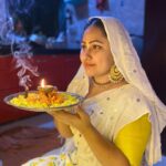 Priyanka Pandit Instagram - सर्वधर्मान्परित्यज्य मामेकं शरणं व्रज। अहं त्वां सर्वपापेभ्यो मोक्षयिष्यामि मा शुच:॥ (अष्टादश अध्याय, श्लोक 66) हिंदी अनुवाद: सभी धर्मो को छोड़कर मेरी शरण में आ जाओ. में तुम्हे सभी पापो से मुक्त कर दूंगा, इसमें कोई संदेह नहीं हैं। English Translation: Abandon all varieties of dharmas and simply surrender unto me alone. I shall liberate you from all sinful reactions; do not fear. Mumbai, Maharashtra