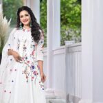Priyanka Sarkar Instagram - 🌿🌿🌿 Wearing @qwomanindia Clicked by @somnath_roy_photography Makeup @makeupbysumanganguly Hair @moumitasani Styled by @fashiondoctor_official