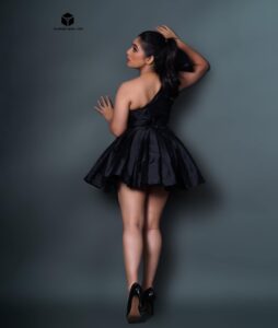 Priyanka Thimmesh Instagram - 🖤✨

#blacklove 

Photography @vkey21 @blackbox_mediacorp
Costume @thoran_by_zayi
Stylist @zohibzayi
Make up @iglambeautystudiochennai
 Special thanks to @jesufeast_12 @ameerkbasheer @adam__zamar

@iampriyankaathimmesh #priyankathimmeshofficial #priyankathimmesh