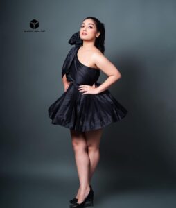 Priyanka Thimmesh Instagram - 🖤✨

#blacklove 

Photography @vkey21 @blackbox_mediacorp
Costume @thoran_by_zayi
Stylist @zohibzayi
Make up @iglambeautystudiochennai
 Special thanks to @jesufeast_12 @ameerkbasheer @adam__zamar

@iampriyankaathimmesh #priyankathimmeshofficial #priyankathimmesh