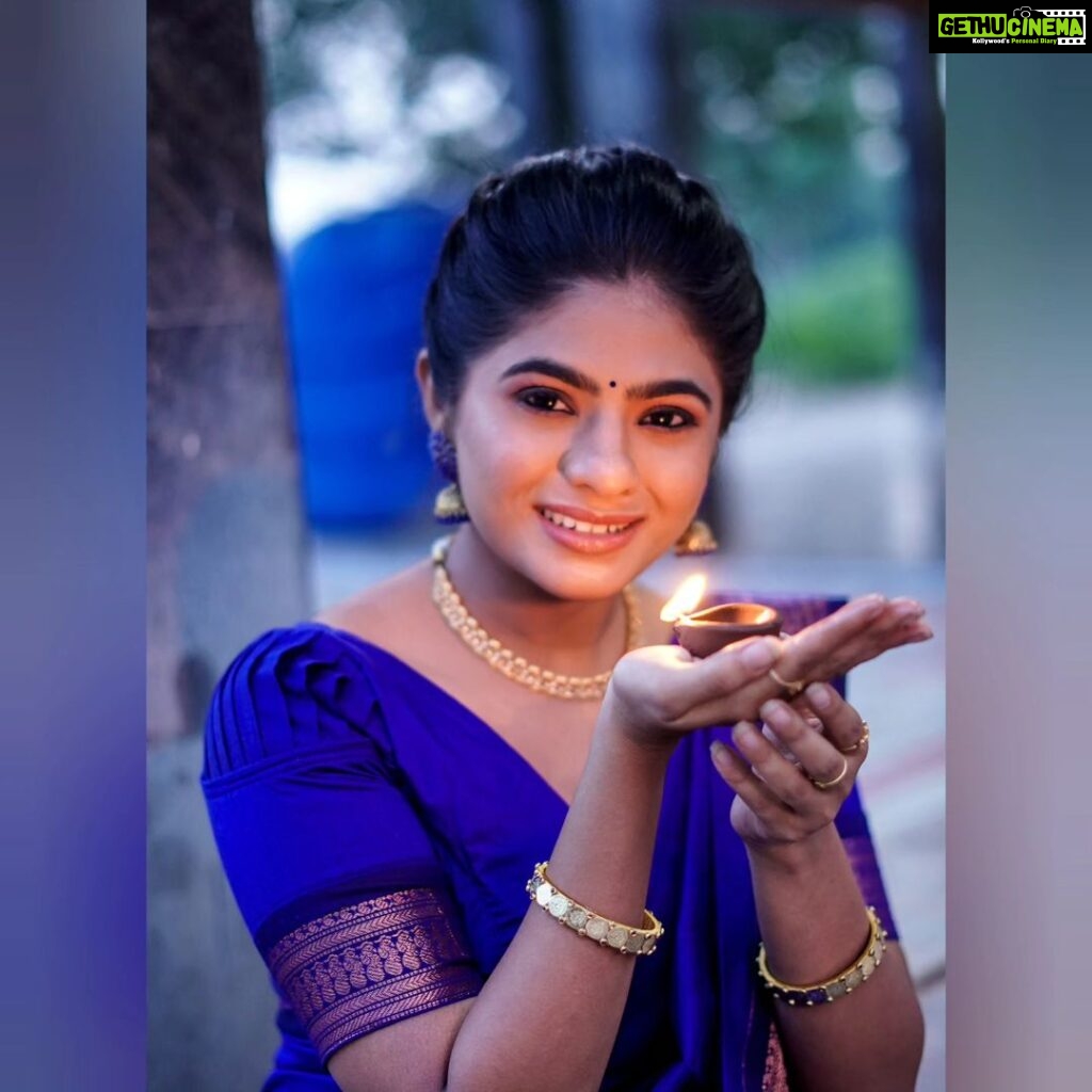 Priyankha Masthani Instagram - Happy Karthigai Deepam🪔 Pc:- @ajay_clickers___photography_ Saree:- @kaithari_nesavu_sarees Bangles:- @sdk_bangles Omalur, Salem district.