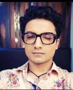 Priyanshu Painyuli Instagram - Hamari Mummy ne aaj yaad dilaya ki teen saal ho gaye release ko aur teesre ka intezaar lamba ho raha hain. Hum bas muskuraye aur kaha.. Yeh bhi ___ ___ 😊
#3yearstomirzapuronprime