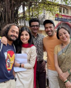Priyanshu Painyuli Instagram - Hamari Mummy ne aaj yaad dilaya ki teen saal ho gaye release ko aur teesre ka intezaar lamba ho raha hain. Hum bas muskuraye aur kaha.. Yeh bhi ___ ___ 😊
#3yearstomirzapuronprime