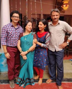 Priyanshu Painyuli Instagram - Hamari Mummy ne aaj yaad dilaya ki teen saal ho gaye release ko aur teesre ka intezaar lamba ho raha hain. Hum bas muskuraye aur kaha.. Yeh bhi ___ ___ 😊
#3yearstomirzapuronprime